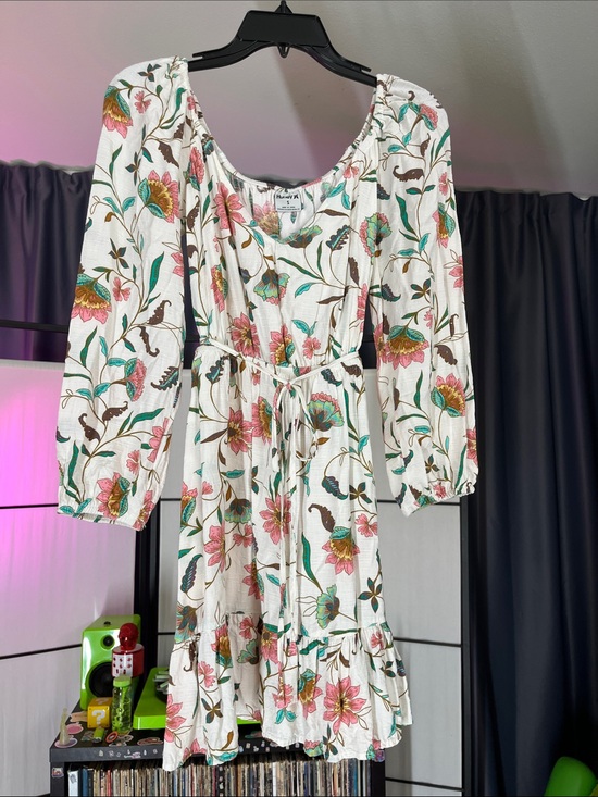 Hurley Dresses & Skirts - Hurley White Floral Tie-Waist Dress with Puff Sleeves